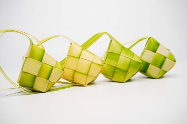 Ketupat lontong 'un temel bileşeni hindistan cevizi yapraklarından yapılır.