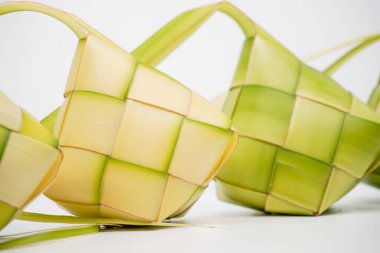 Ketupat lontong 'un temel bileşeni hindistan cevizi yapraklarından yapılır.