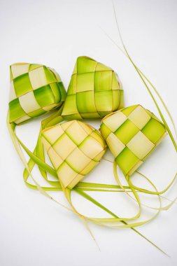 Ketupat lontong 'un temel bileşeni hindistan cevizi yapraklarından yapılır.