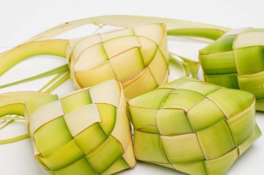 Ketupat lontong 'un temel bileşeni hindistan cevizi yapraklarından yapılır.