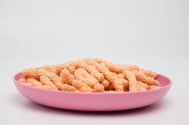 Un ve susamdan yapılan oval şekilli kuru atıştırmalıklara keciput denir.