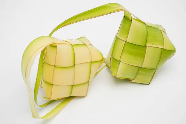 Ketupat lontong 'un temel bileşeni hindistan cevizi yapraklarından yapılır.