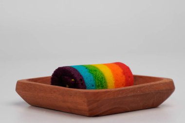 Pazar atıştırmalıklarına gökkuşağı rulosu denir.