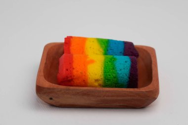 Pazar atıştırmalıklarına gökkuşağı rulosu denir.