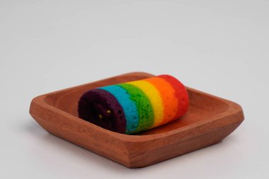 Pazar atıştırmalıklarına gökkuşağı rulosu denir.