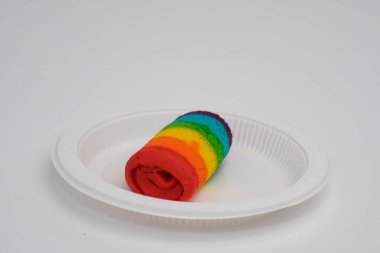 Pazar atıştırmalıklarına gökkuşağı rulosu denir.