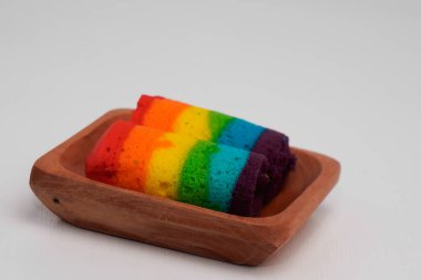 Pazar atıştırmalıklarına gökkuşağı rulosu denir.