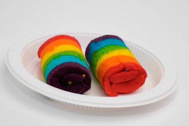 Pazar atıştırmalıklarına gökkuşağı rulosu denir.