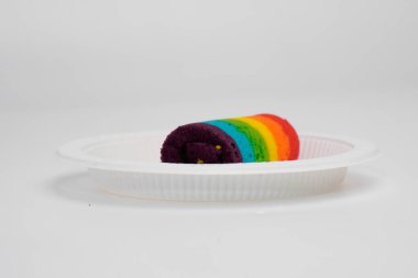 Pazar atıştırmalıklarına gökkuşağı rulosu denir.