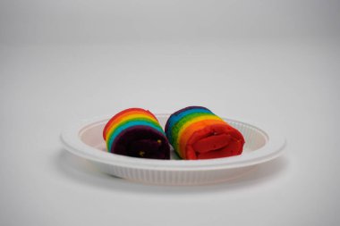 Pazar atıştırmalıklarına gökkuşağı rulosu denir.