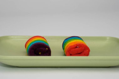 Pazar atıştırmalıklarına gökkuşağı rulosu denir.