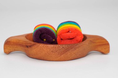 Pazar atıştırmalıklarına gökkuşağı rulosu denir.