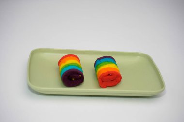 Pazar atıştırmalıklarına gökkuşağı rulosu denir.