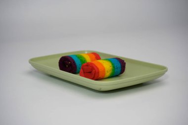 Pazar atıştırmalıklarına gökkuşağı rulosu denir.