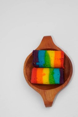 Pazar atıştırmalıklarına gökkuşağı rulosu denir.