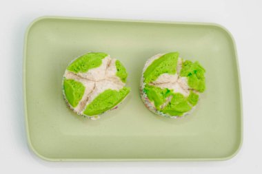 Endonezya 'dan gelen bir pazar atıştırmasına yeşil buharlı sünger keki denir.