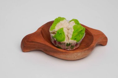 Endonezya 'dan gelen bir pazar atıştırmasına yeşil buharlı sünger keki denir.