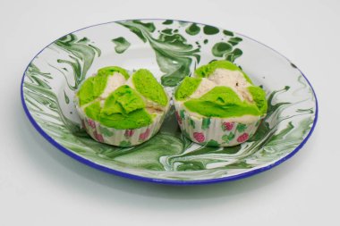 Endonezya 'dan gelen bir pazar atıştırmasına yeşil buharlı sünger keki denir.