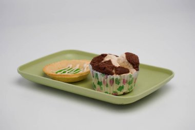 Endonezya 'dan gelen pazar atıştırmalıklarına süt turtası ve çikolatalı sünger keki denir.