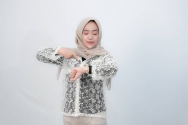 Çekici Asyalı Endonezyalı Müslüman kadının portresi mavi beyaz arka planda izole edildi