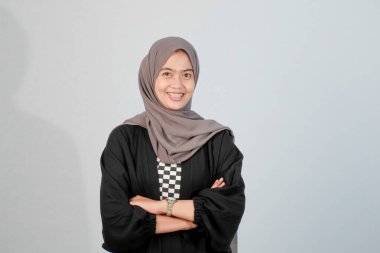 Siyah ve beyaz çeklerle harmanlanmış Endonezyalı Asyalı Müslüman bir kadının portresi.