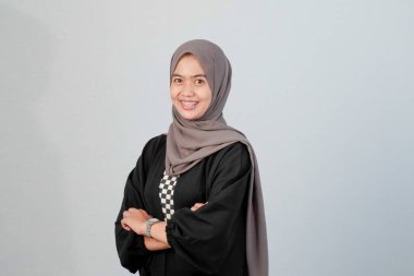 Siyah ve beyaz çeklerle harmanlanmış Endonezyalı Asyalı Müslüman bir kadının portresi.