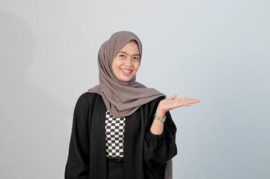 Siyah ve beyaz çeklerle harmanlanmış Endonezyalı Asyalı Müslüman bir kadının portresi.