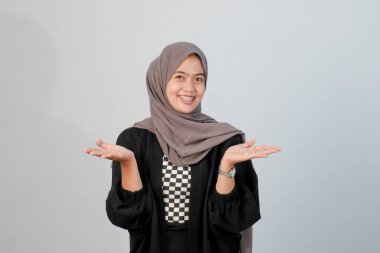 Siyah ve beyaz çeklerle harmanlanmış Endonezyalı Asyalı Müslüman bir kadının portresi.