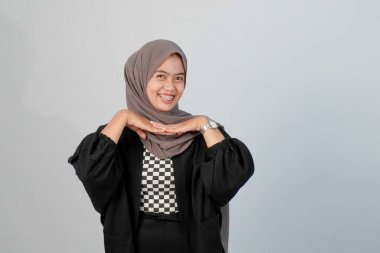 Siyah ve beyaz çeklerle harmanlanmış Endonezyalı Asyalı Müslüman bir kadının portresi.