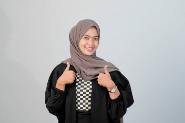 Siyah ve beyaz çeklerle harmanlanmış Endonezyalı Asyalı Müslüman bir kadının portresi.