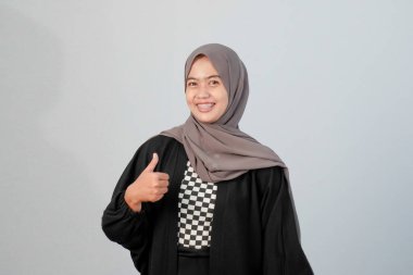 Siyah ve beyaz çeklerle harmanlanmış Endonezyalı Asyalı Müslüman bir kadının portresi.