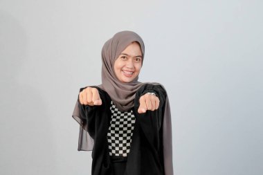 Siyah ve beyaz çeklerle harmanlanmış Endonezyalı Asyalı Müslüman bir kadının portresi.