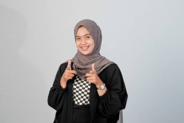 Siyah ve beyaz çeklerle harmanlanmış Endonezyalı Asyalı Müslüman bir kadının portresi.