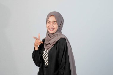 Siyah ve beyaz çeklerle harmanlanmış Endonezyalı Asyalı Müslüman bir kadının portresi.