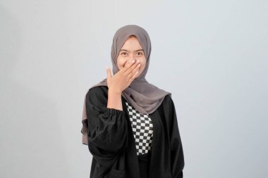 Siyah ve beyaz çeklerle harmanlanmış Endonezyalı Asyalı Müslüman bir kadının portresi.