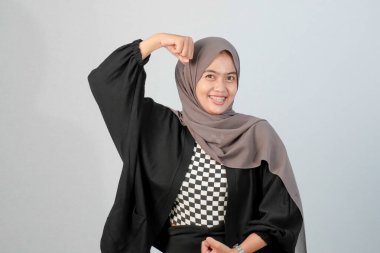 Siyah ve beyaz çeklerle harmanlanmış Endonezyalı Asyalı Müslüman bir kadının portresi.