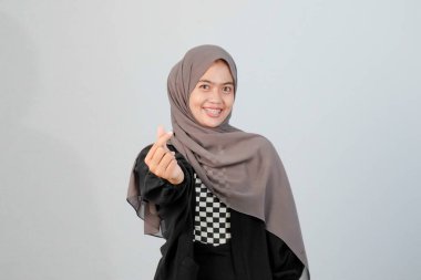 Siyah ve beyaz çeklerle harmanlanmış Endonezyalı Asyalı Müslüman bir kadının portresi.