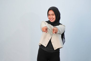 Siyah tesettürlü, beyaz elbiseli gülümseyen güzel Asyalı Endonezyalı kadın.