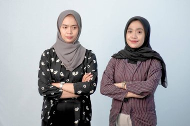 İki Endonezyalı kadın java kıyafetleri giyiyor.