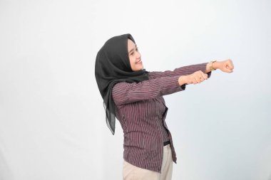 Endonezyalı tesettürlü kadın kahverengi çizgili gömlek giyiyor, tipik Jogja kıyafeti.