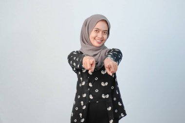 Endonezyalı kadınlar başörtüsü takıyor. Geleneksel Cava kıyafetleri giyiyorlar. Siyah ve beyaz çiçek motifleri var.