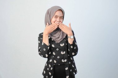 Endonezyalı kadınlar başörtüsü takıyor. Geleneksel Cava kıyafetleri giyiyorlar. Siyah ve beyaz çiçek motifleri var.