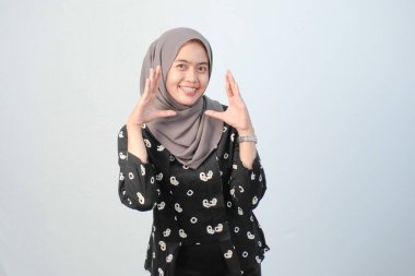 Endonezyalı kadınlar başörtüsü takıyor. Geleneksel Cava kıyafetleri giyiyorlar. Siyah ve beyaz çiçek motifleri var.