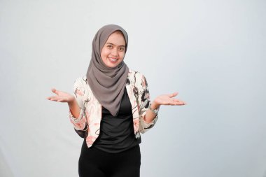 Endonezyalı kadın tesettür giyiyor beyaz elbiseler giyiyor ve renk kombinasyonu yapıyor.