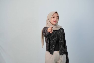 Siyah çiçekli gömlek ve beyaz pantolon giyen Endonezyalı Asyalı kadın