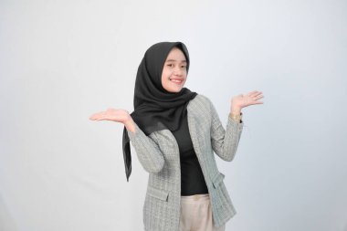 Endonezyalı Asyalı kadının gri ceketli siyah tişört giymesi.