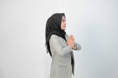 Endonezyalı Asyalı kadının gri ceketli siyah tişört giymesi.