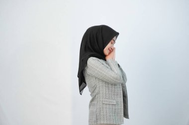 Endonezyalı Asyalı kadının gri ceketli siyah tişört giymesi.