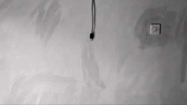 Evin içinde elektrik düğmeleri ve elektrik kabloları var.