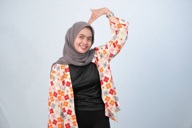 Siyah beyaz çiçek desenli elbiseler giyen Endonezyalı Asyalı kadının ifadesi